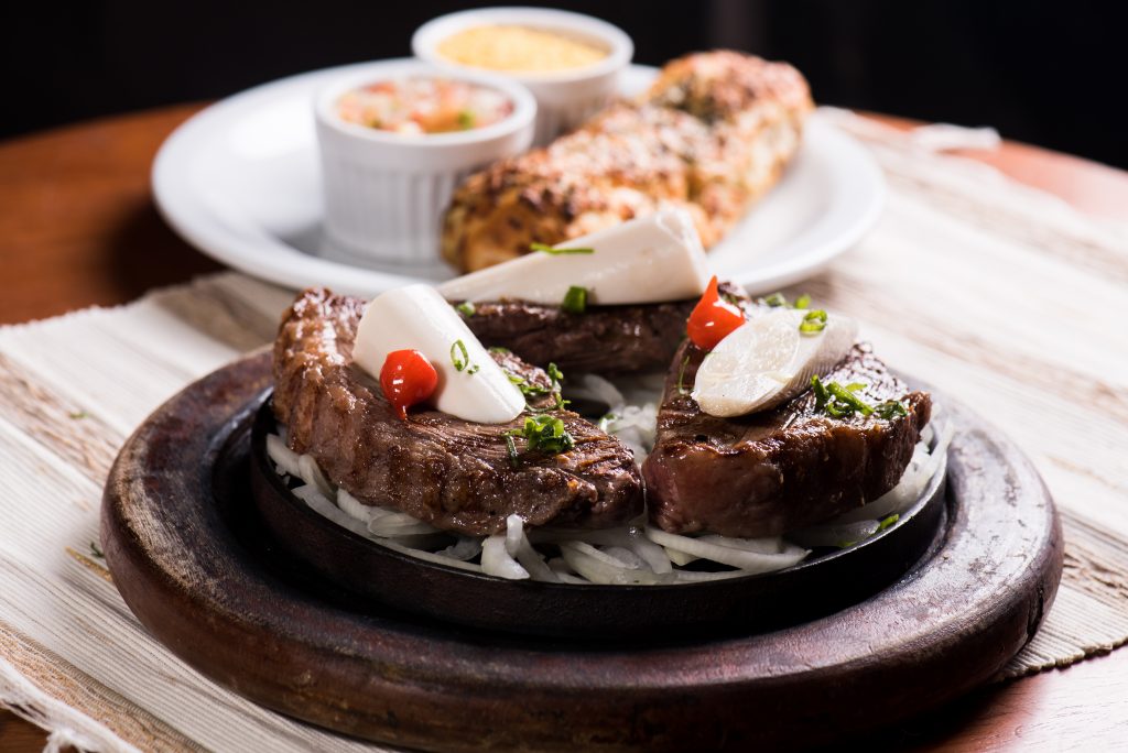 picanha na pedra com farofa e vinagrete